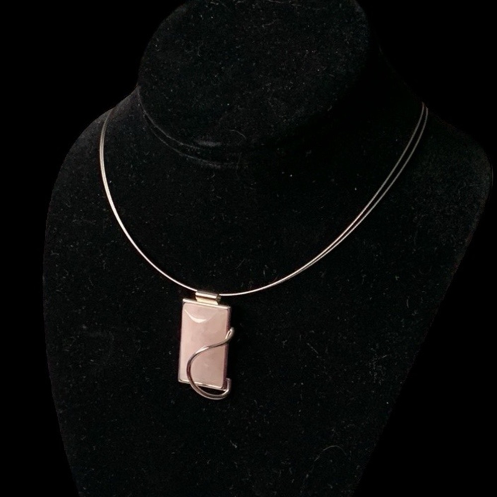 ❄️4/$20❄️ Modernist Pink Quartz Pendant Necklace